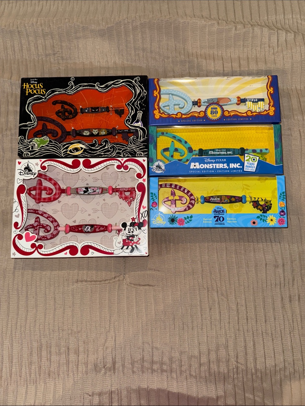 DISNEY COLLECTIBLE KEYS 5 BOXES 7 KEYS